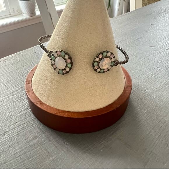 Sabika Like Cuff Bracelet - Picture 7 of 9